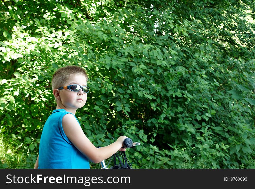 Young cyclists with sunglasses in the forest