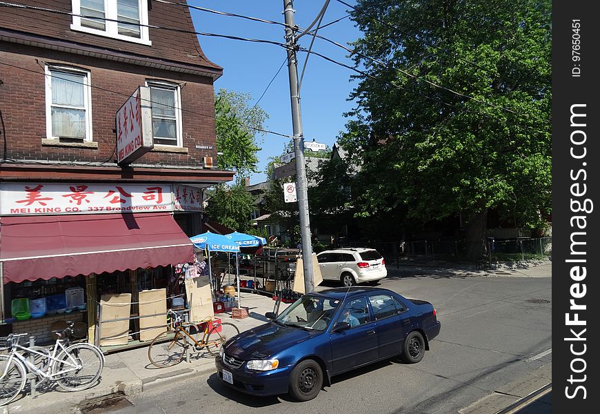 Images Of The East Side Of Broadview, From A Window A Southbound 504 King Streetcar, 2016 06 19 &x28;17&x29;