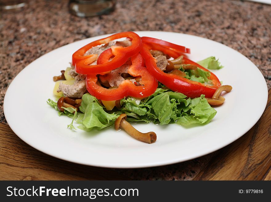 Warm salad with sweet peppers, lettuce, fungies