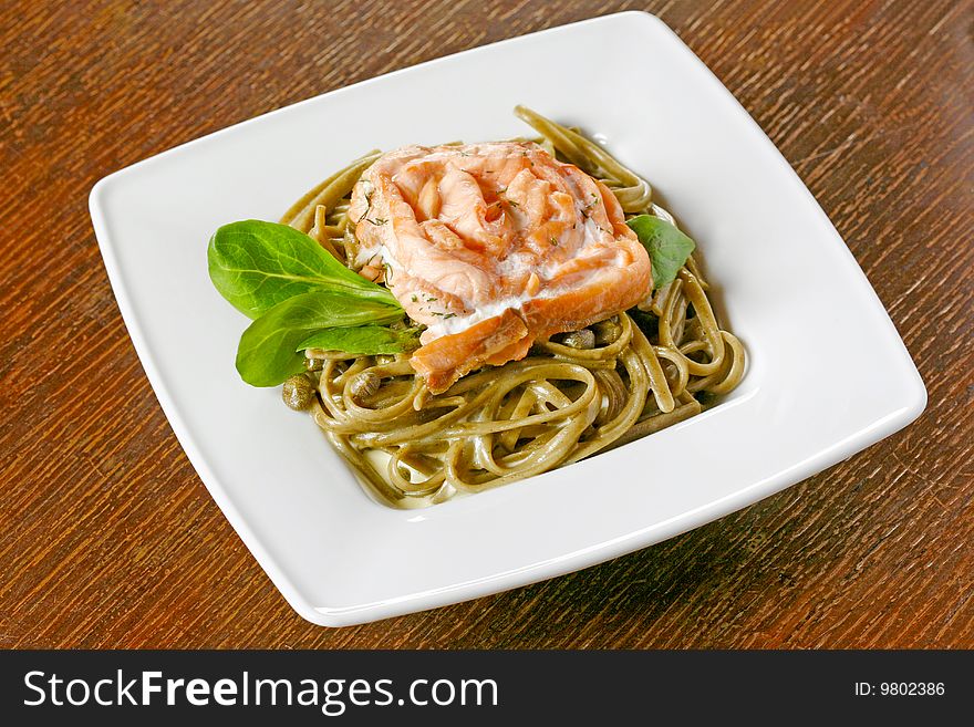 Spinach spaghetti with salmon and basil cream