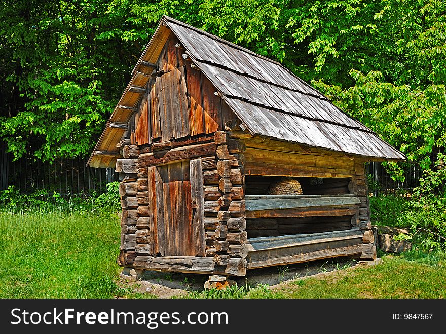 Cabin of poor peasant in a national park Pirogovo (Ukraine)