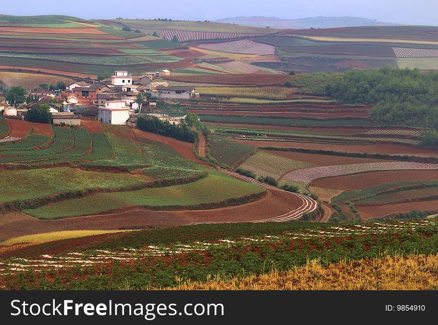 This is the northeastern part of China's Yunnan province, a red land, the farmers in cultivation, forming a natural wonder.