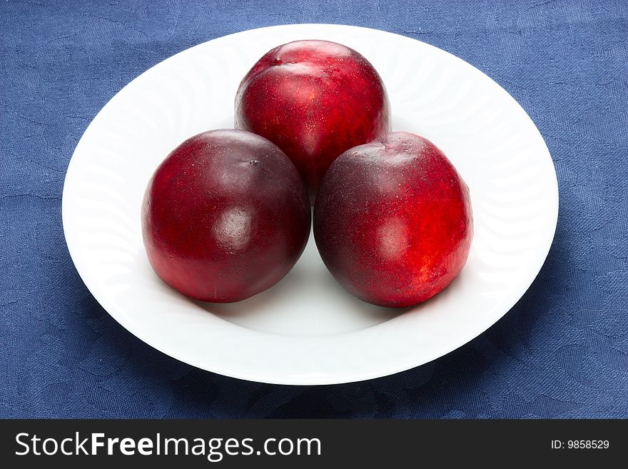 Plate full of fresh and sweet peaches