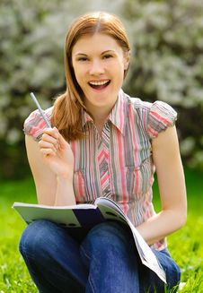 Pretty Girl Studying Outdoors Royalty Free Stock Images