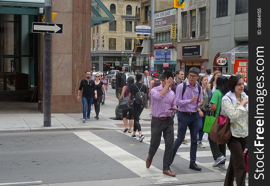 Passersby ignore a panhandler, at Yonge and Richmond, 2017 08 22 -d