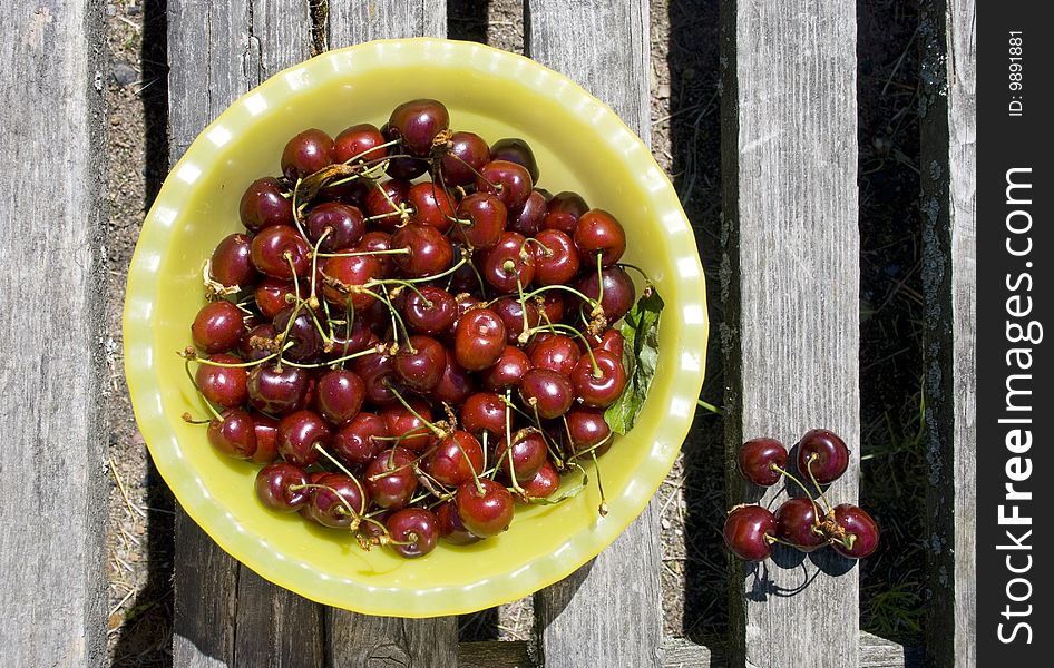 Sweet cherries in the bowl