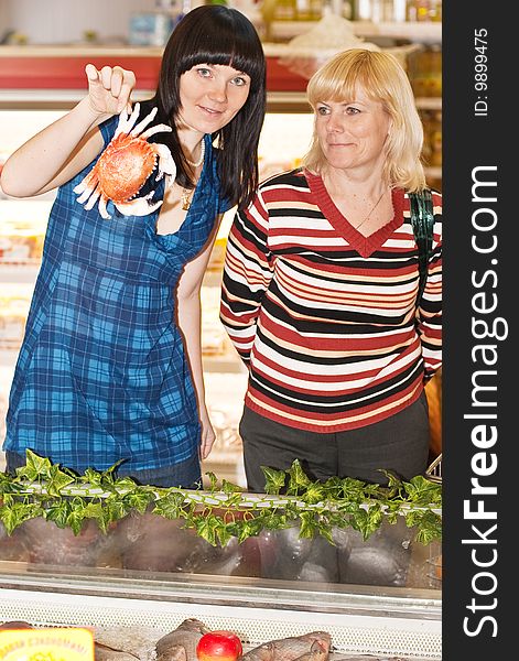 Buying crab in  supermarket on june 2009