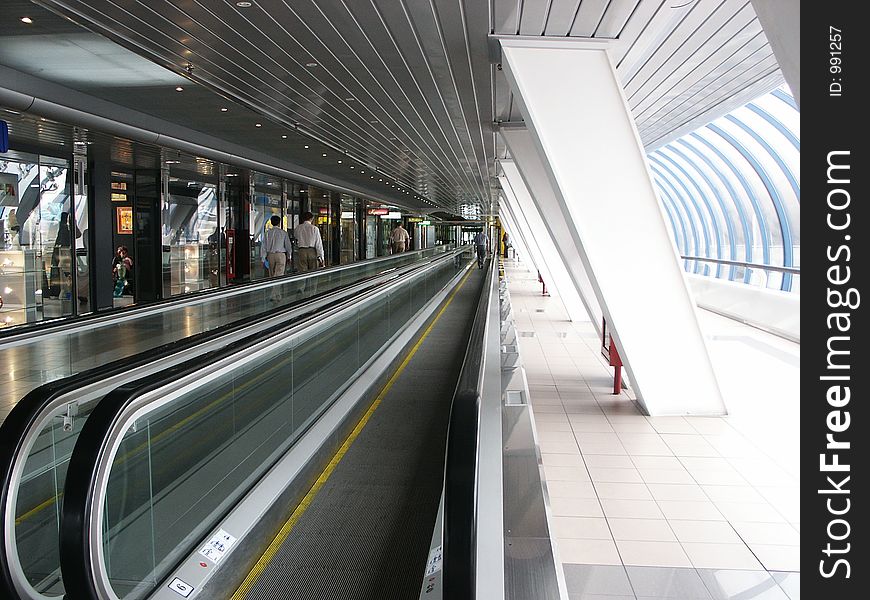 Transition in the glass bridge and the escalator