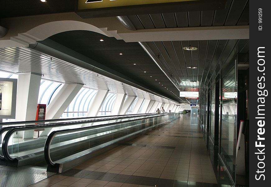 Transition in the glass bridge and the escalator