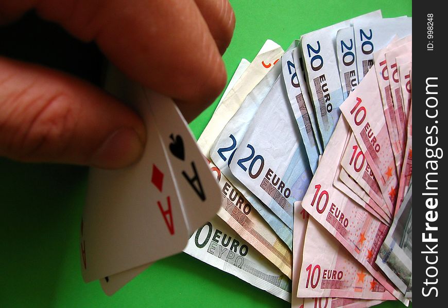 Two aces win; 
money 10, 20, 50, 100 euro; 

green backgroud. Two aces win; 
money 10, 20, 50, 100 euro; 

green backgroud