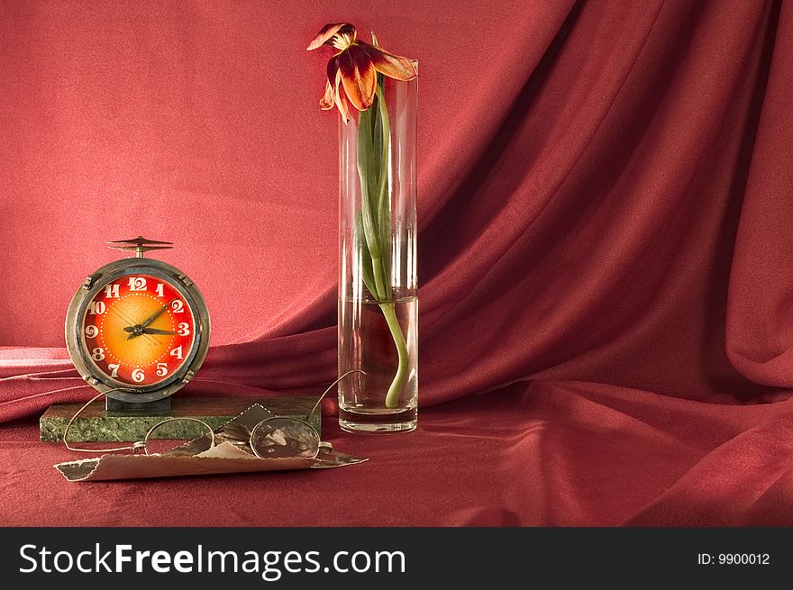 The old watch and the glasses , pics, and vase with the flower