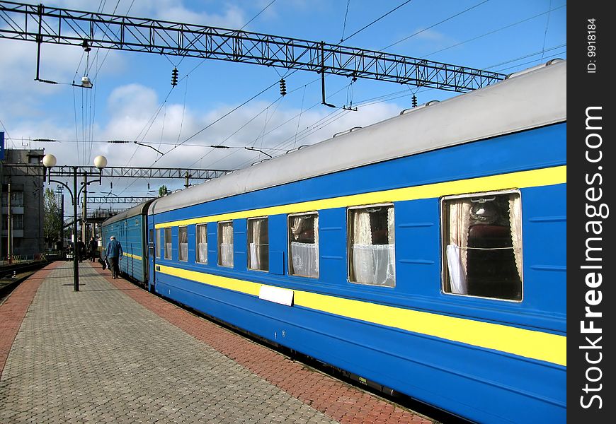 Photo of the sleep-cars of a train and platform