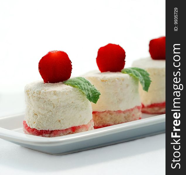 Curd tenderness on air biscuits with a strawberry dietary recipe