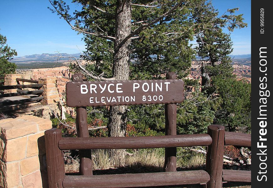 Bryce Canyon: Bryce Point elevation sign, Utah, US