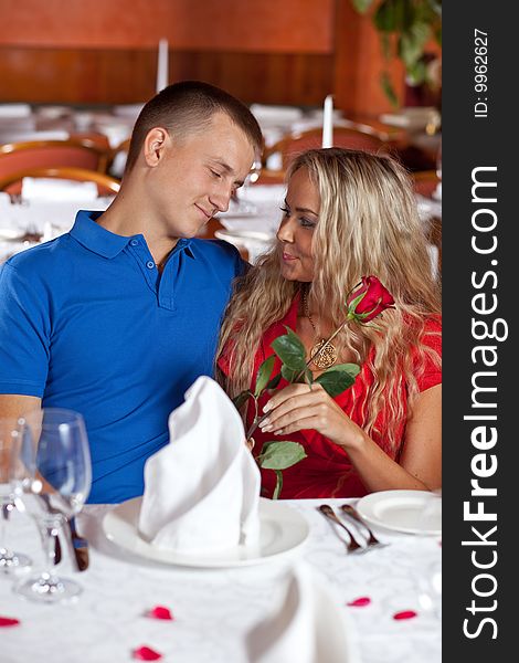 The man and the fine girl in restaurant