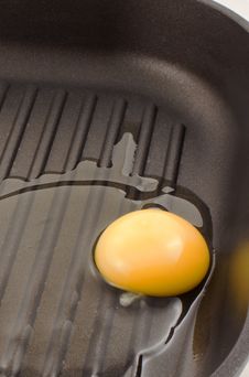 Broken Egg On A Black Frying Pan Stock Photos Broken Egg On A Black Frying Pan Stock Photos