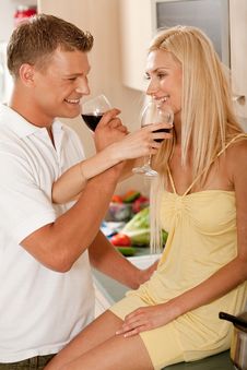 Adorable Couple Sharing Champagne Royalty Free Stock Images Adorable Couple Sharing Champagne Royalty Free Stock Images