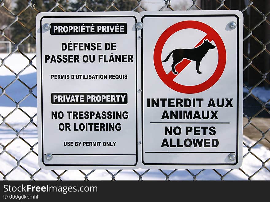 Bilingual no trespassing and no pets sign. Bilingual no trespassing and no pets sign