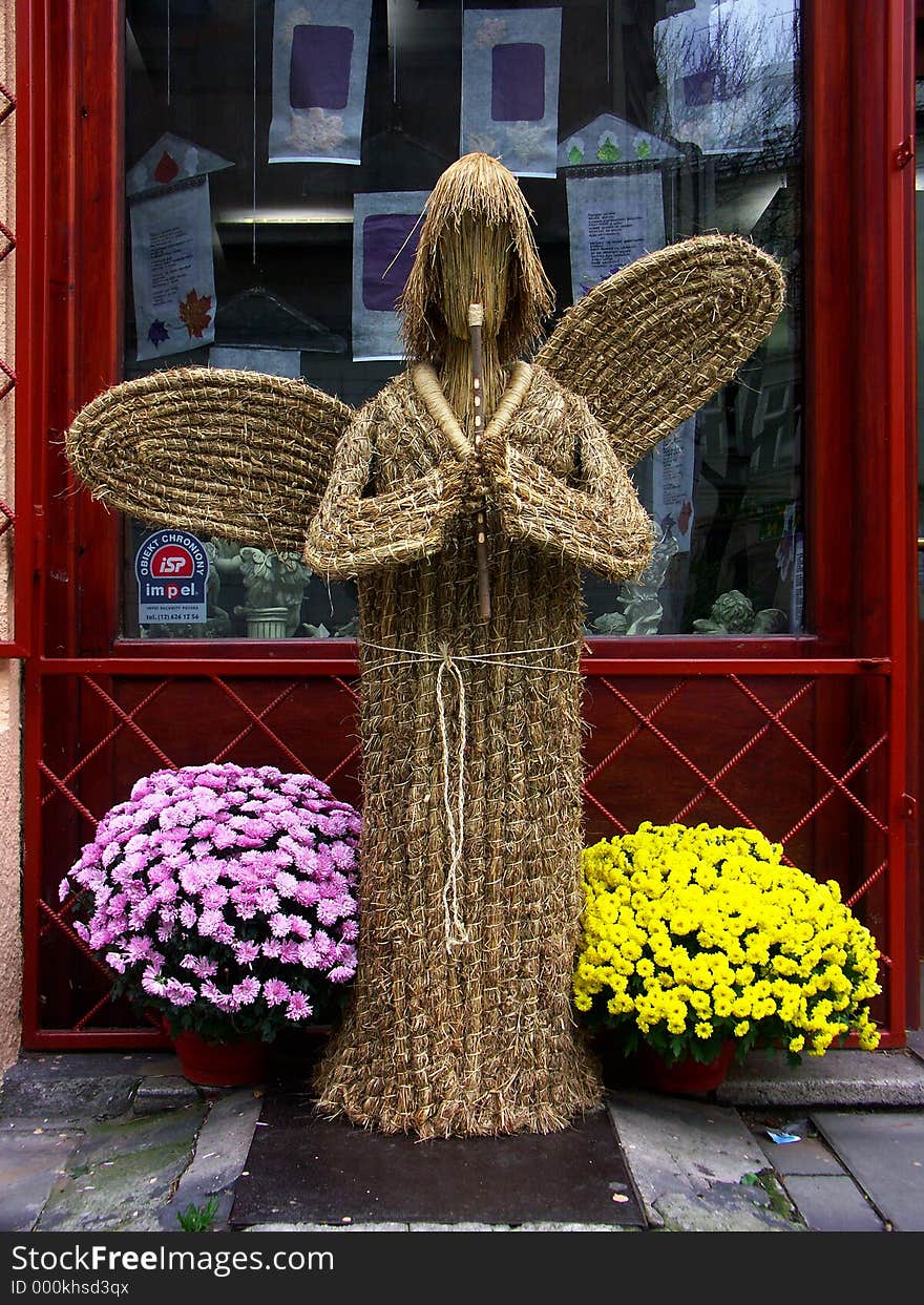 Straw angel with a flute