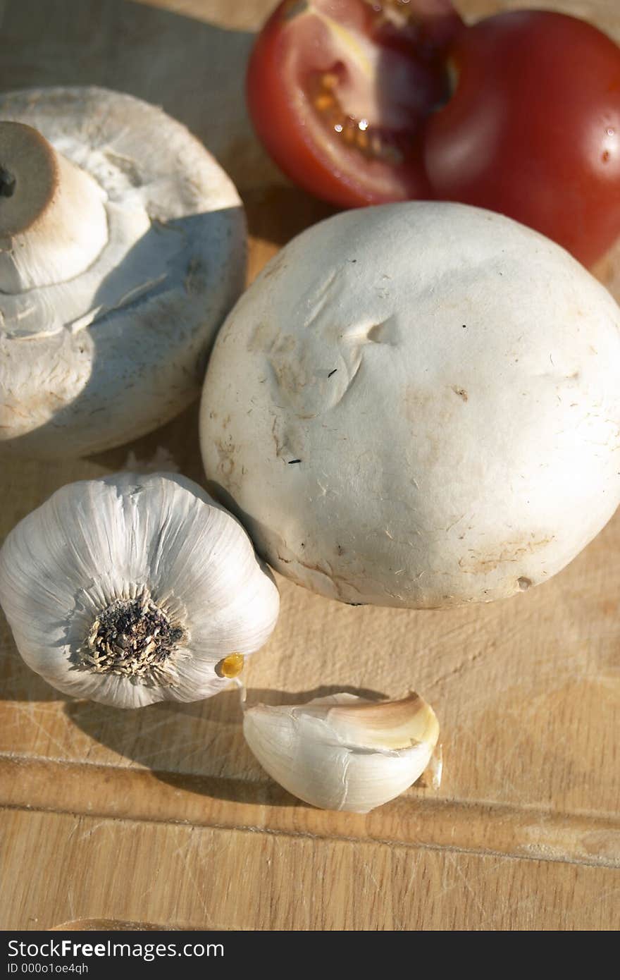 Mushrooms, tomato and garlic