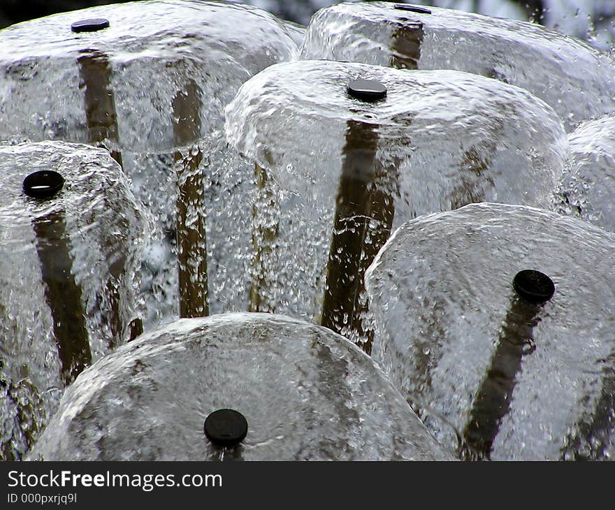 Colorless water fountain