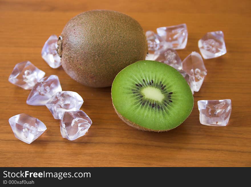 Sliced & whole kiwi fruit