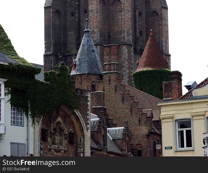 Old,new,brick,whait,green,vegetation,windows,town,outdoor,construction. Old,new,brick,whait,green,vegetation,windows,town,outdoor,construction