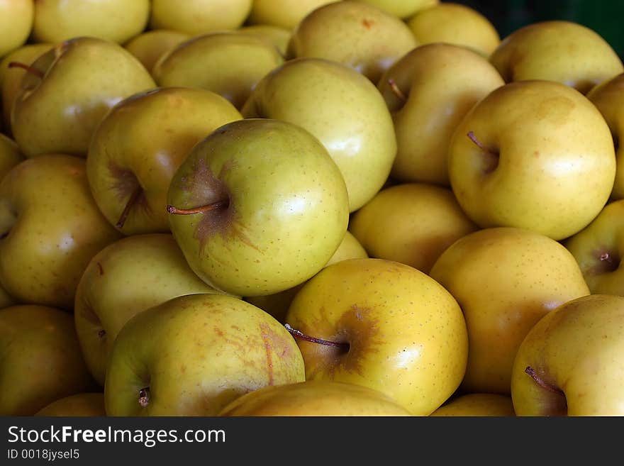 Apples in an open-air market.