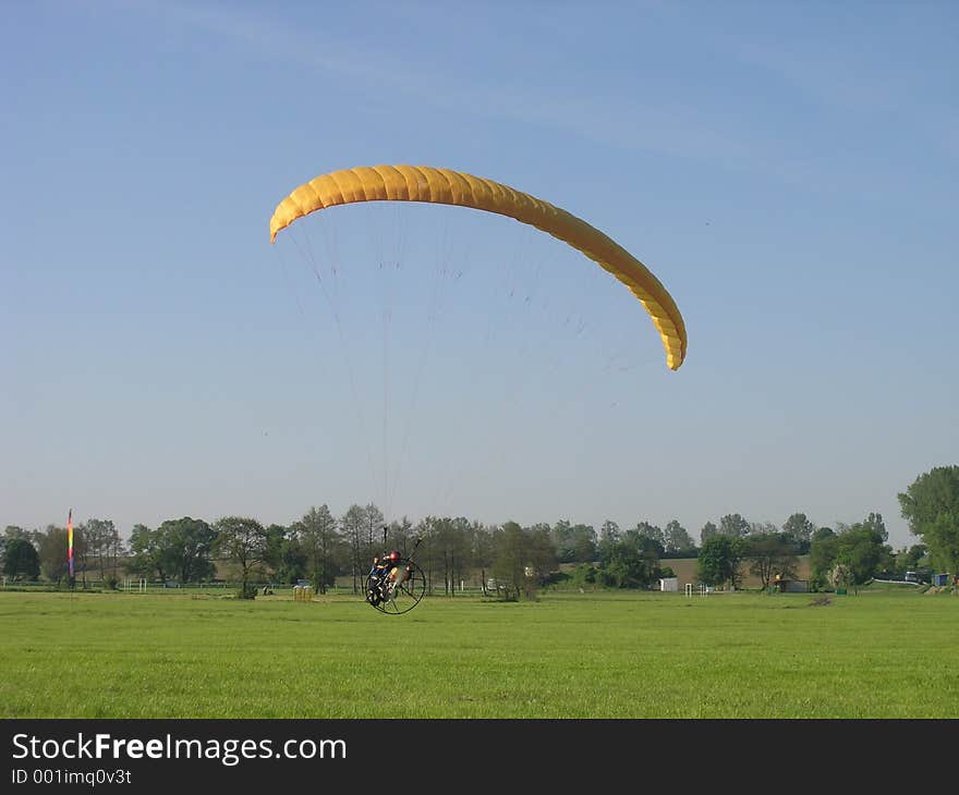 Landing paraglider