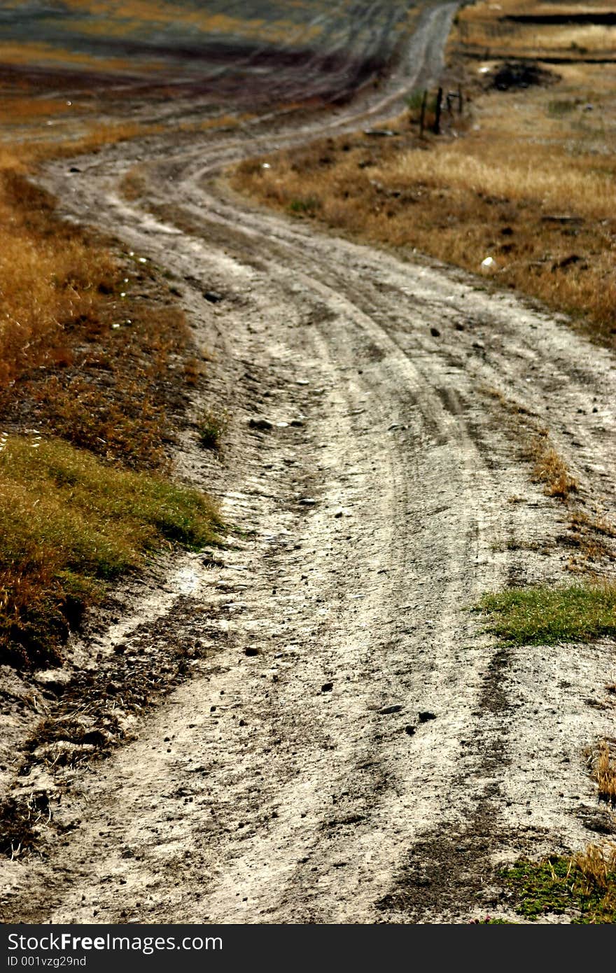 Camino solitario en medio de ninguna parte. Camino solitario en medio de ninguna parte