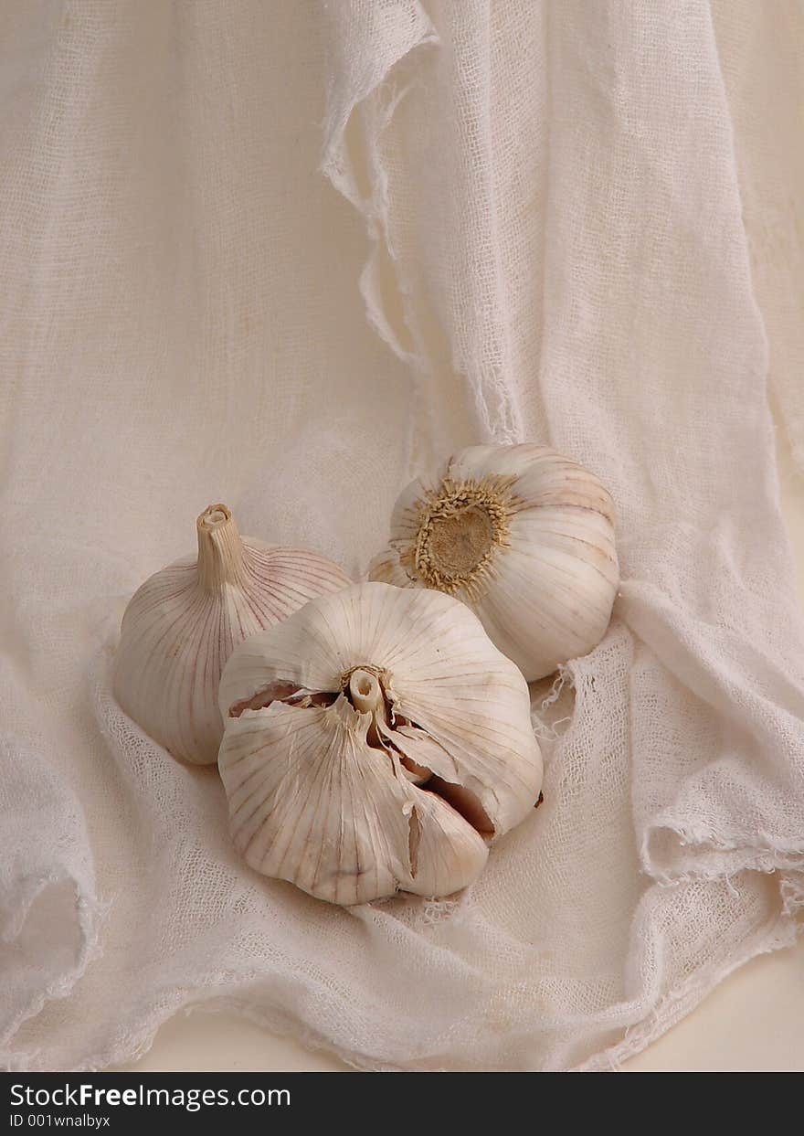 Garlic on gauze (1)