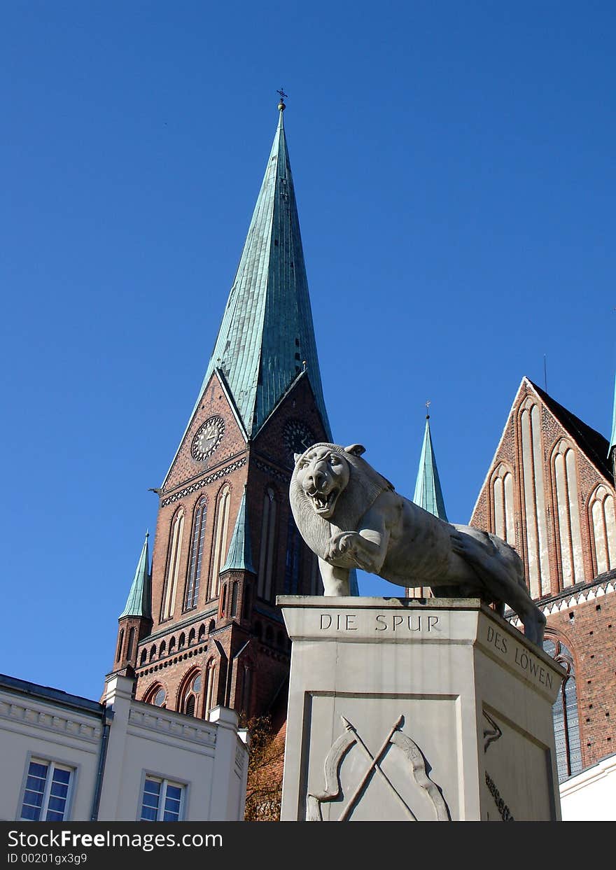 Monument, in the back the schweriner dom