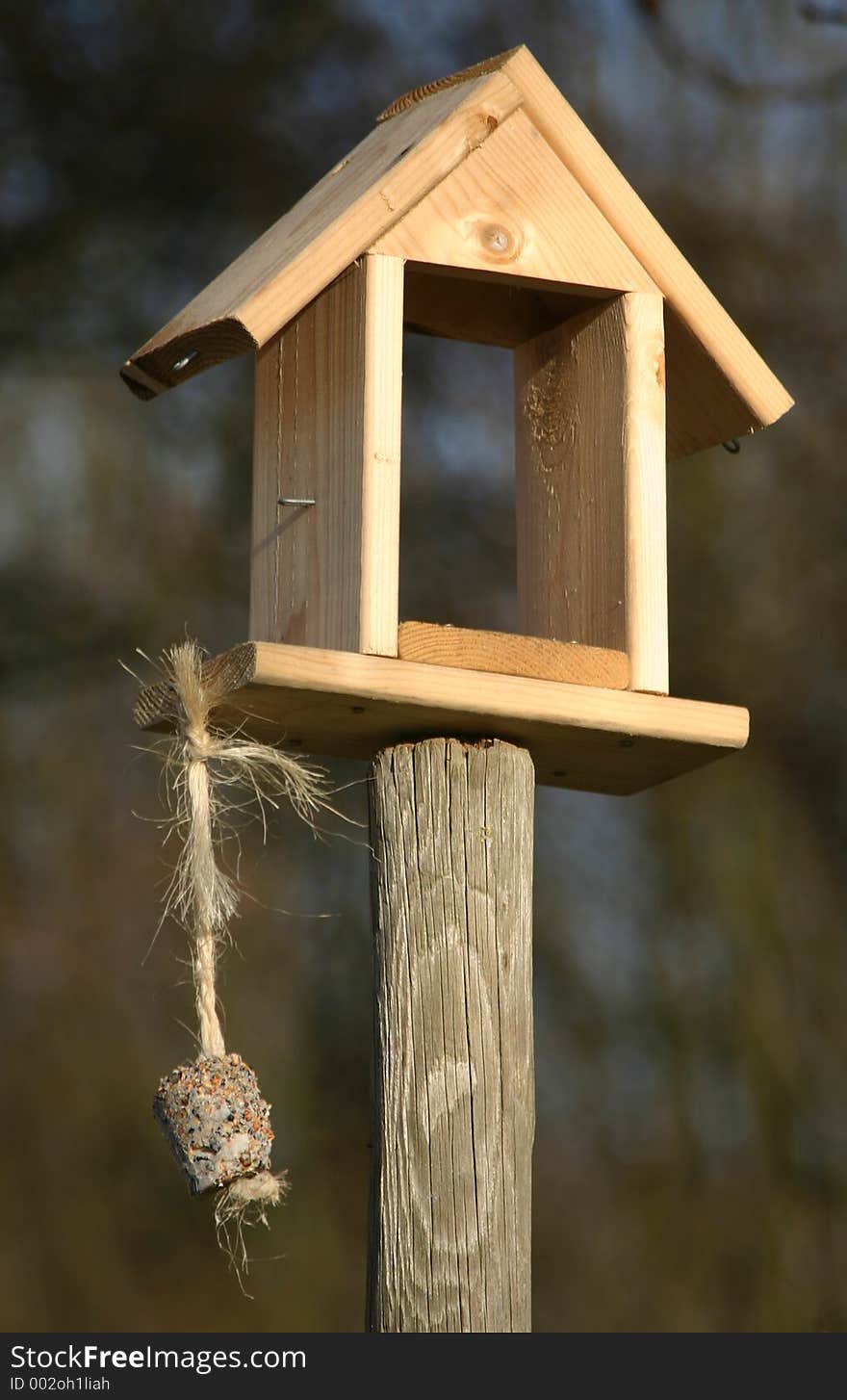 An empty birdfeeder, waiting for the first snow or bids, whatever comes first