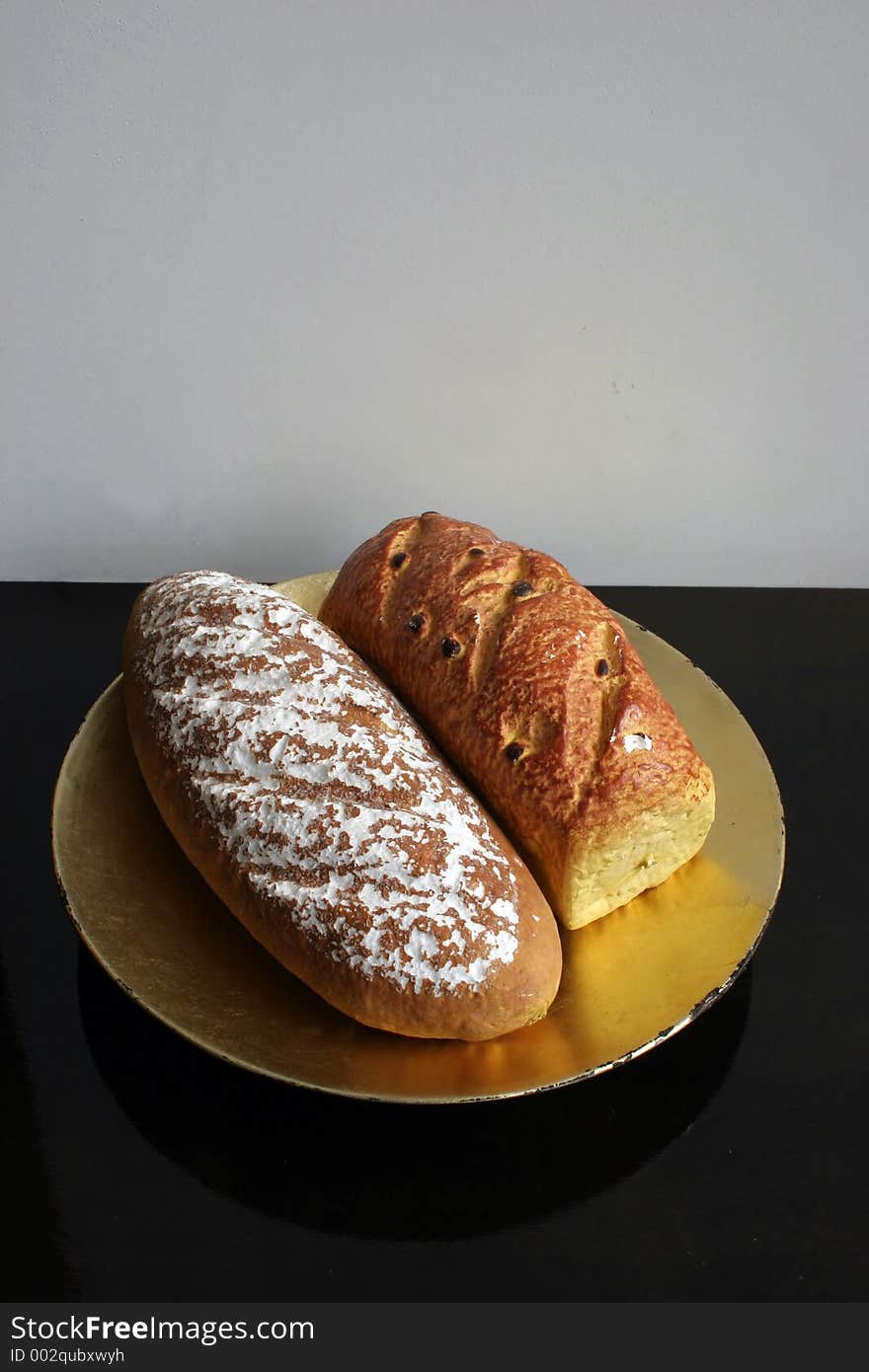 A plate of two kinds of bread