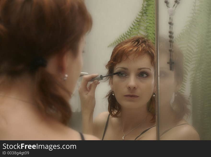 A woman putting on her make up