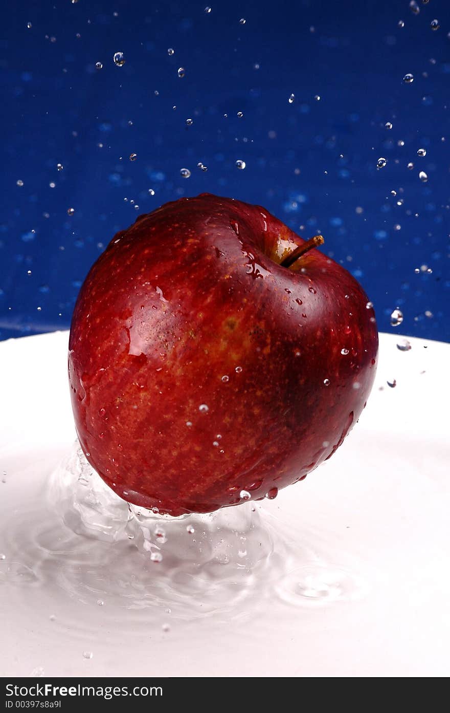 Single apple splashing