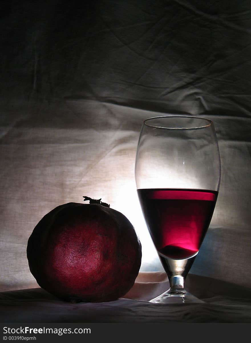 Home studio, a couple of sources of light, a piece of white textile, a pomegranate and a glass of good red wine - nothing more!. Home studio, a couple of sources of light, a piece of white textile, a pomegranate and a glass of good red wine - nothing more!