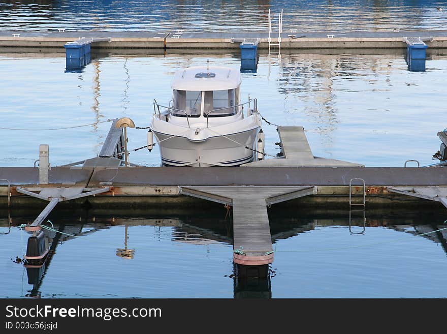 A small boat tied to the docks