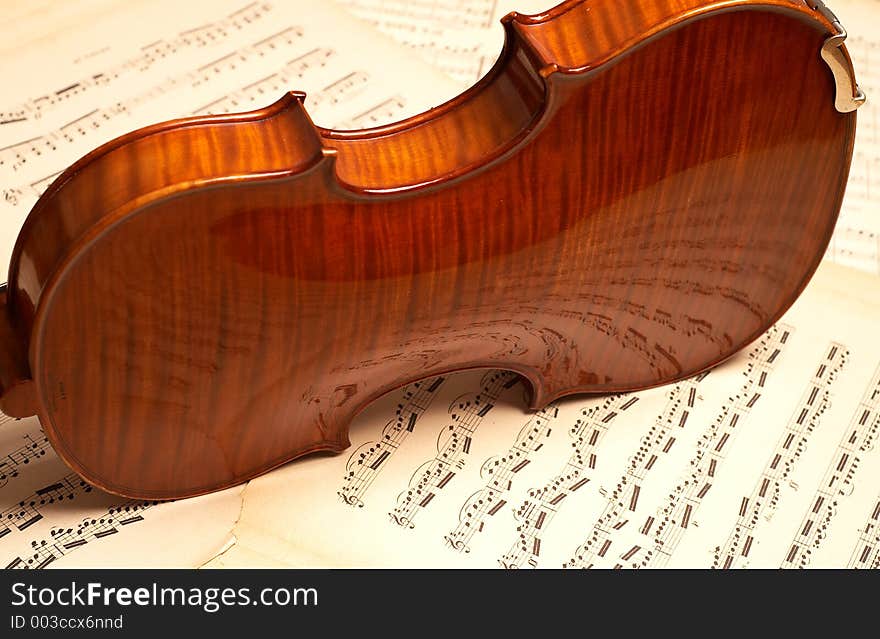 Violine over music notes