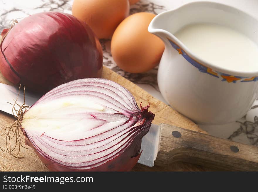 Onions, eggs and milk on a table - Zwiebeln, Eier und Milch auf einem Tisch. Onions, eggs and milk on a table - Zwiebeln, Eier und Milch auf einem Tisch