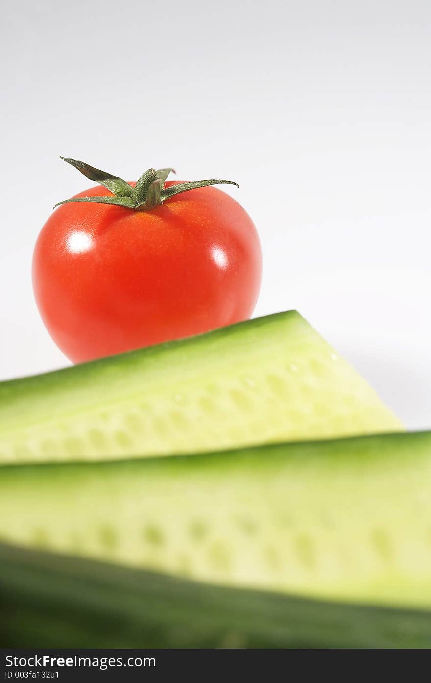 Cucumber slices formed to a blower with one tomatoe - Faecher geformt aus Gurkenscheiben mit einer Tomate. Cucumber slices formed to a blower with one tomatoe - Faecher geformt aus Gurkenscheiben mit einer Tomate