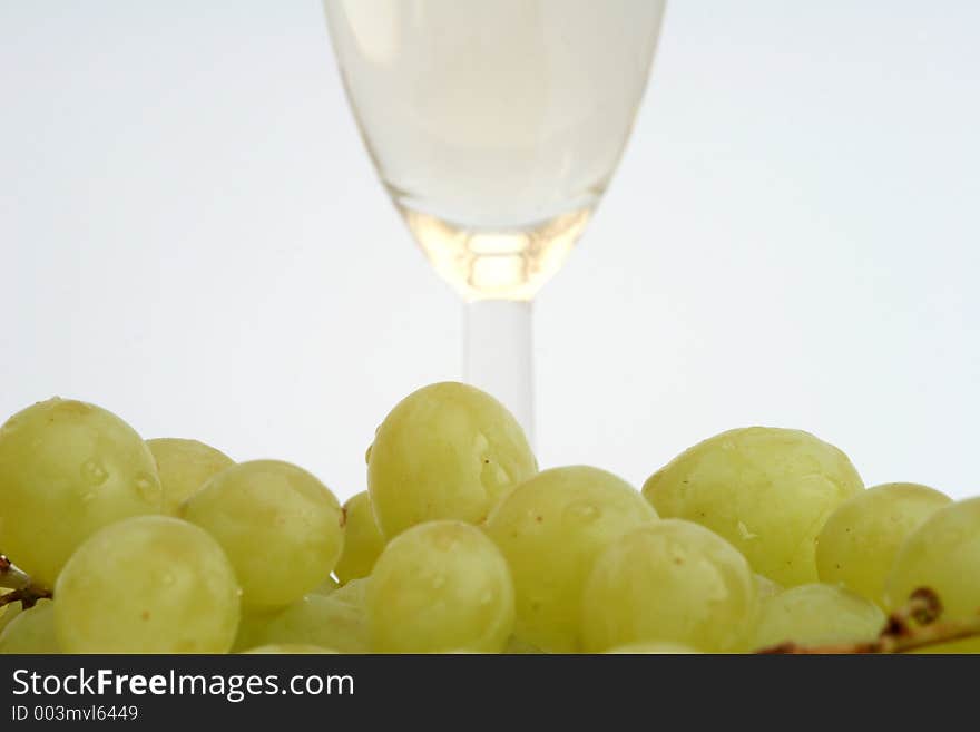 White wine and grapes