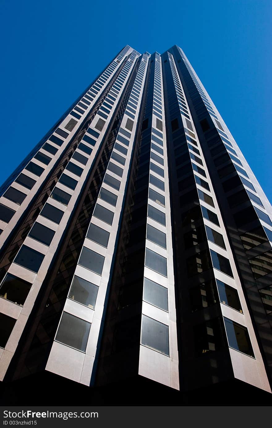 A skyscraper in San Francisco against a blue sky