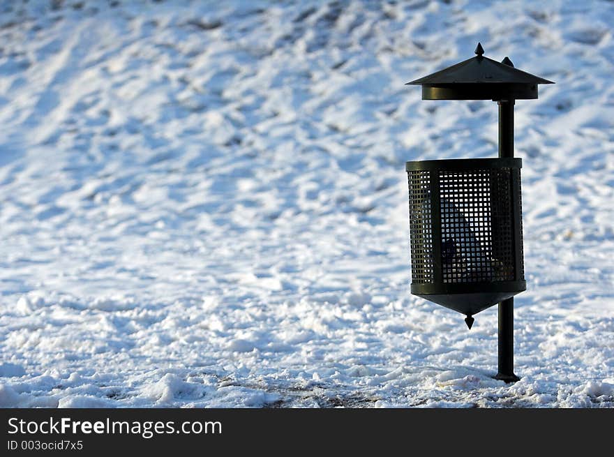 Street dustbin in the snow