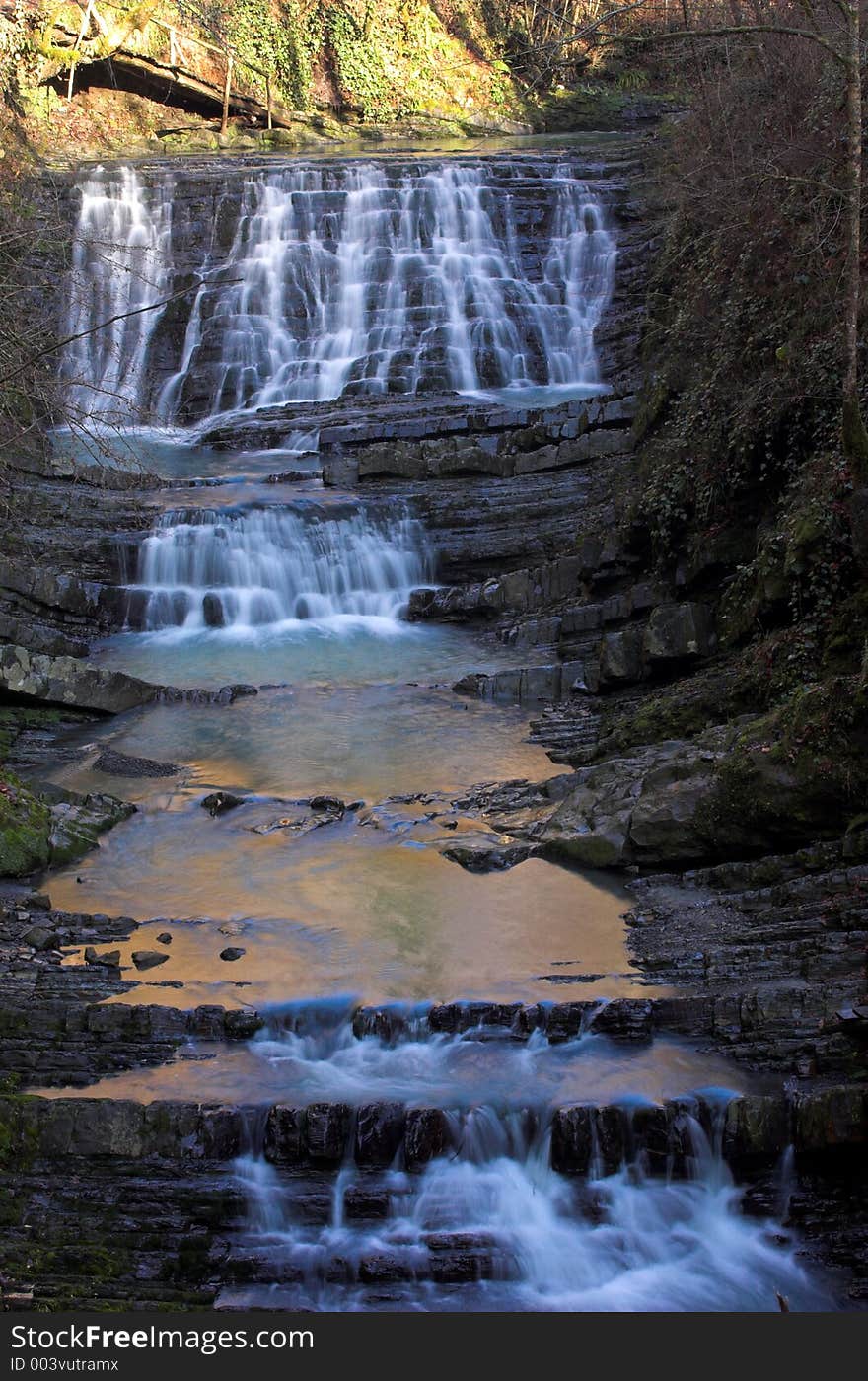 Long cascade with foots