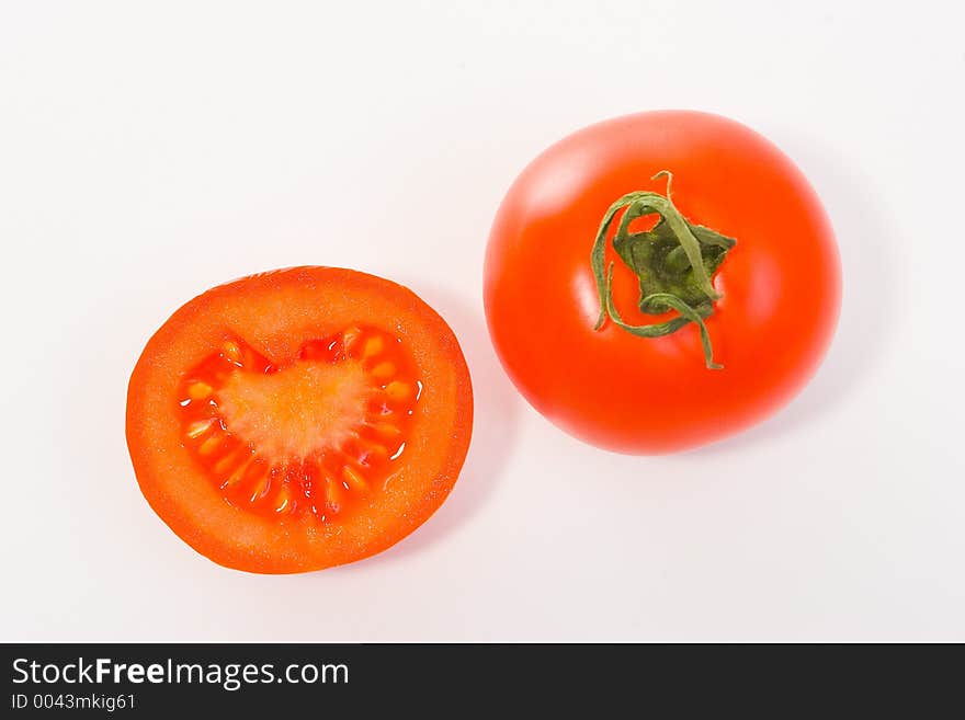 Studio light, white table, sliced tomatoes