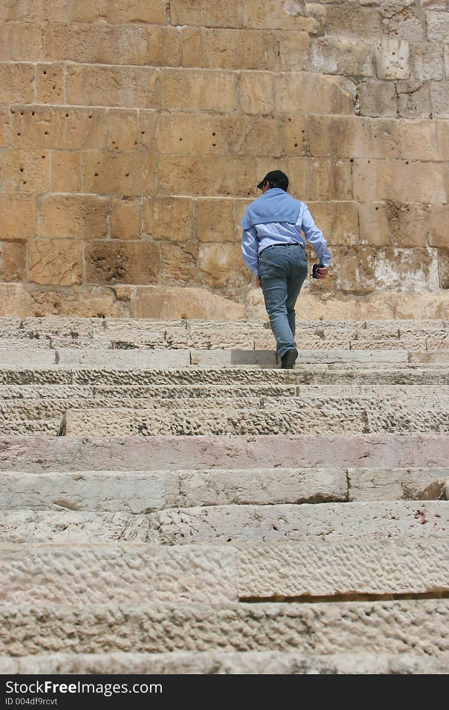 Climbing steps, very old steps. Climbing steps, very old steps.