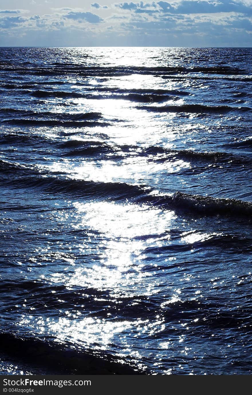 Sun reflection in waves. Sun reflection in waves