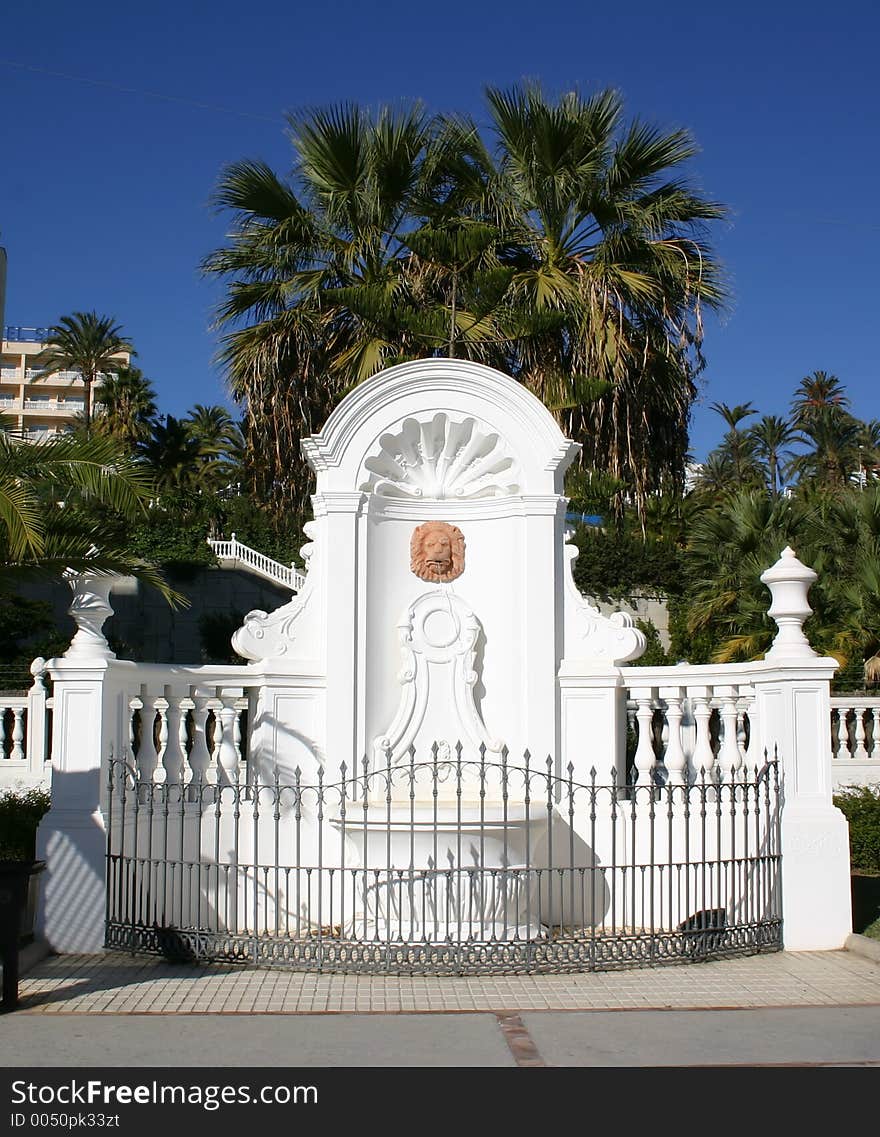 Decorative water fountain