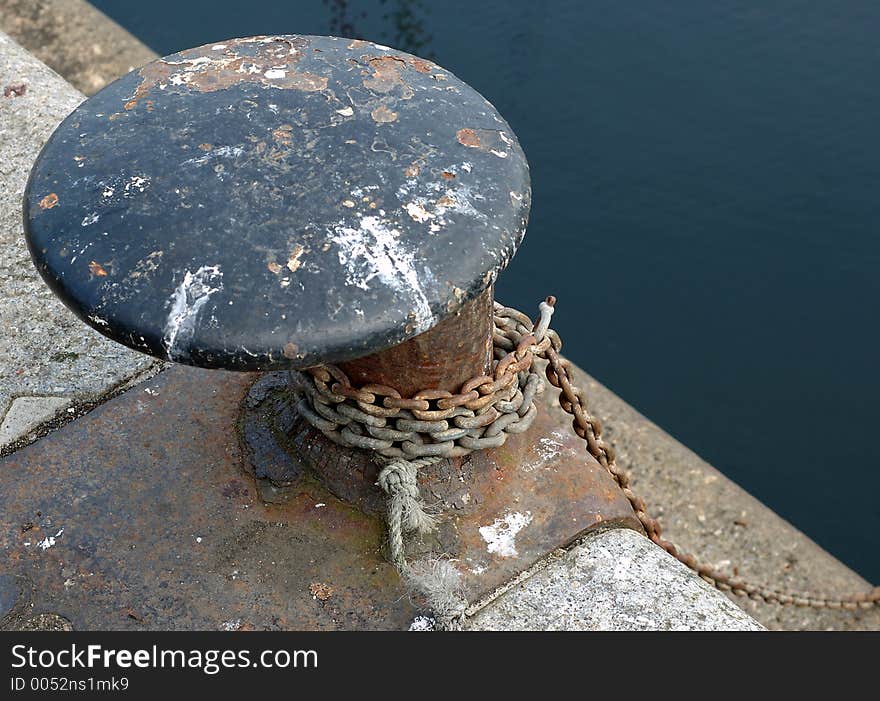 Mooring point with chain